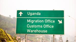 Imagen de en cartel en la frontera entre Uganda y Ruanda.