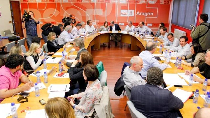 El PSOE pide a Susana Díaz que se presente y apoya el voto directo