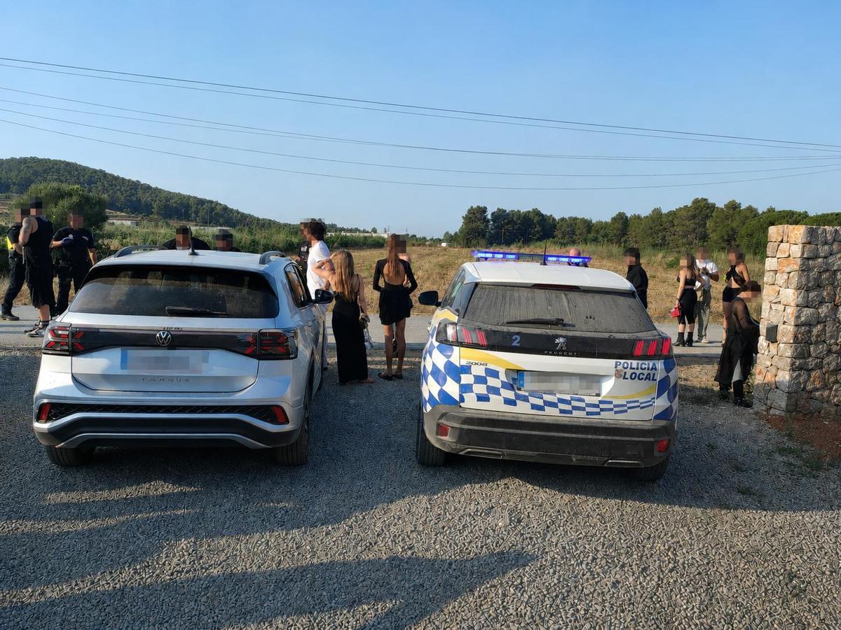 El operativo policial en Santa Gertrudis tras desmantelar una fiesta ilegal