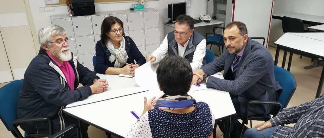 Reunión de la Voz da Sanidade con el gerente de la EOXI de Vigo (dcha.) en octubre en Cangas. // S. Á.