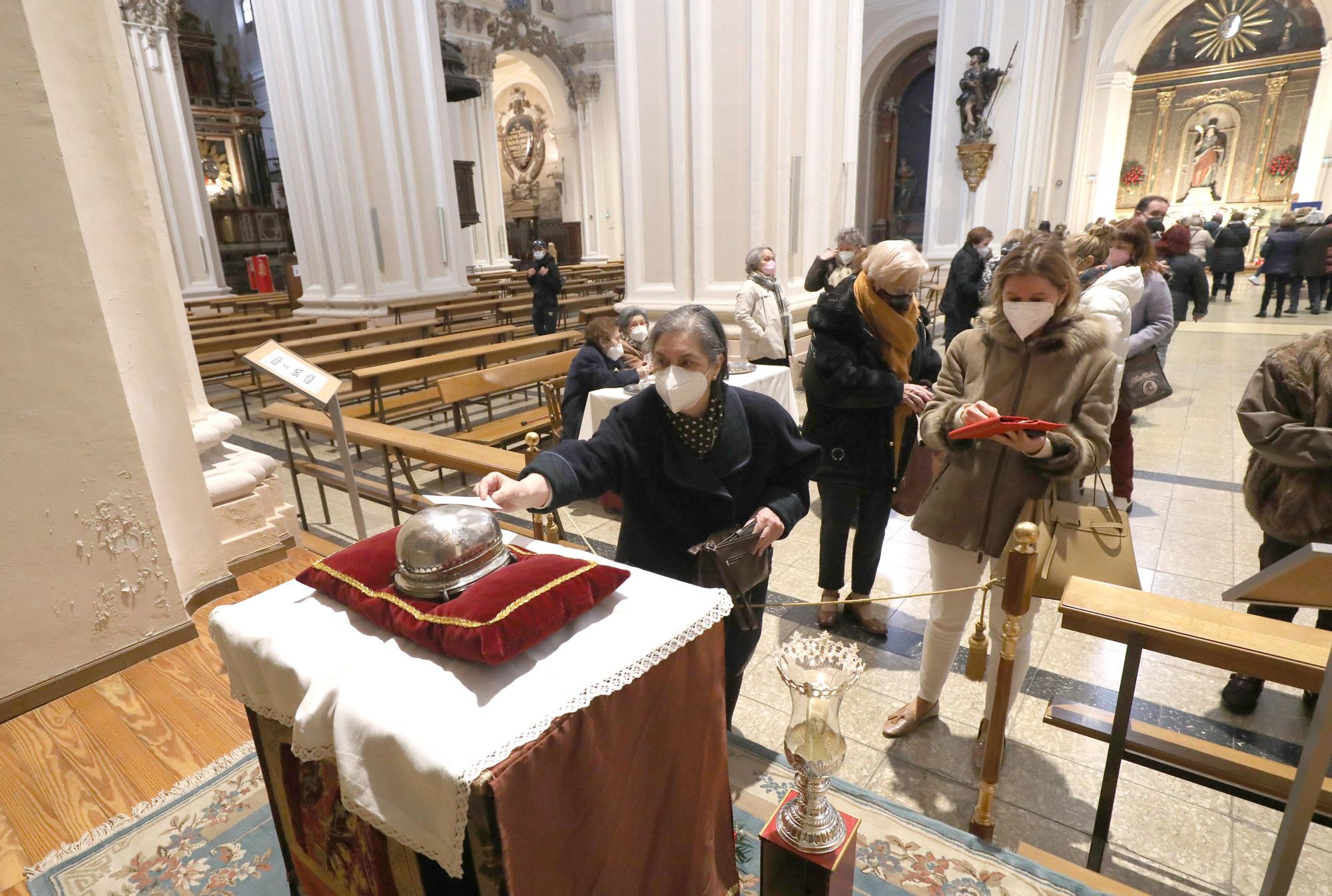 Este año, por el covid, no se podía besar la reliquia