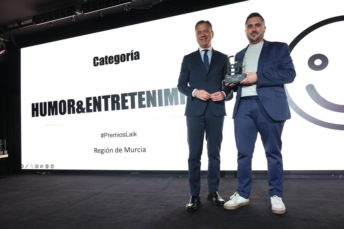 SPM Marketing recibe el premio de la mano de Marcos Ortuño, Consejero de Presidencia.