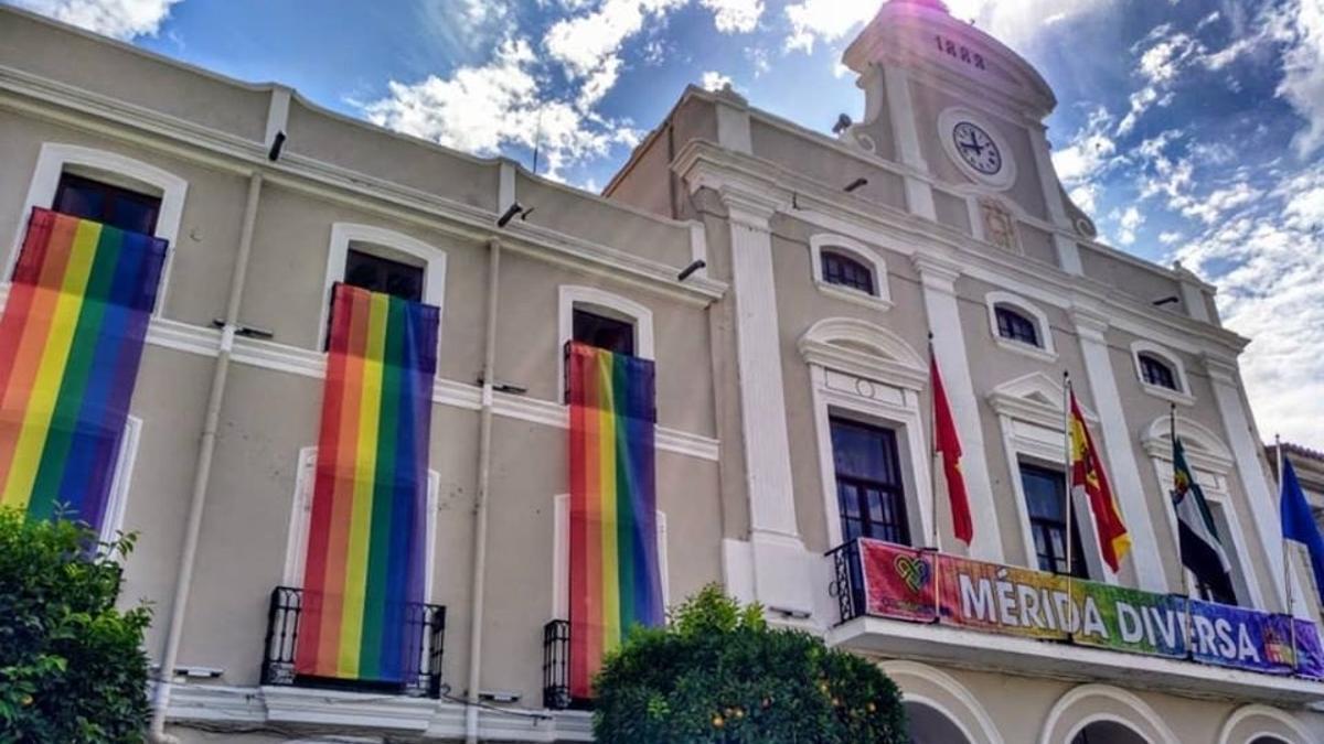 Fachada del ayuntamiento con la bandera del Orgullo LGTBI.