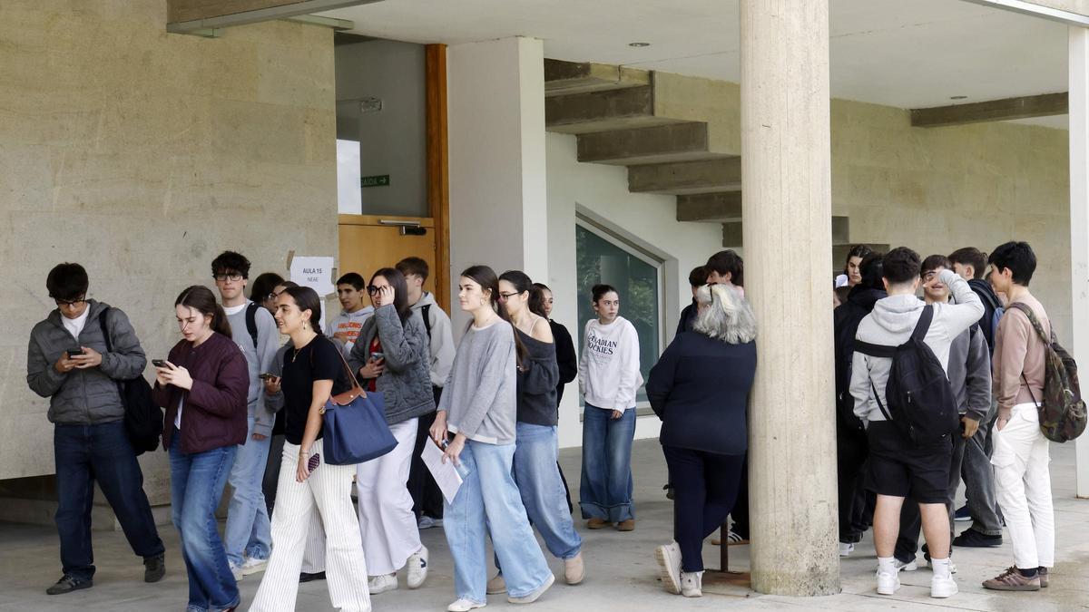 Alumnos de institutos de Vigo al termino de los exámenes de PAU, esta semana
