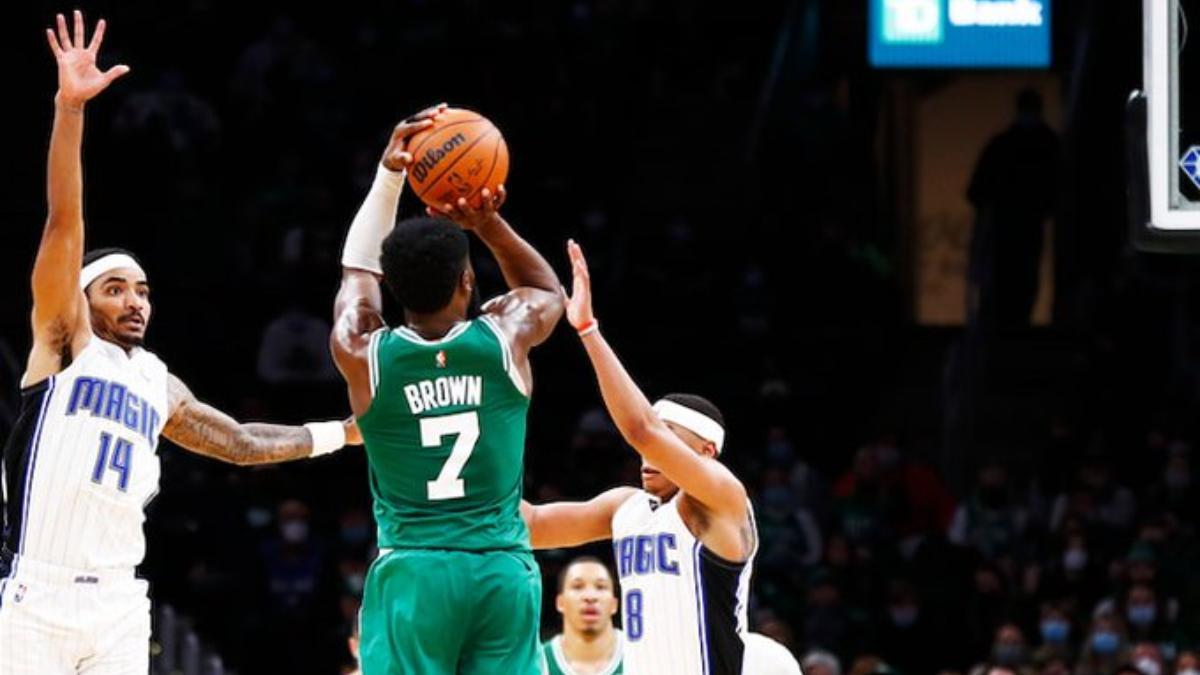 Jaylen Brown lanzandano a canasta