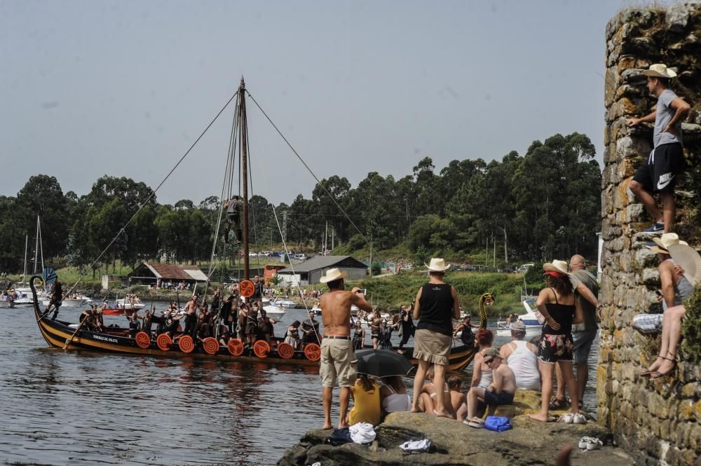 Las hordas vikingas desembarcan con sus armas y sus gritos de guerra en Catoira ante 30.000 personas.