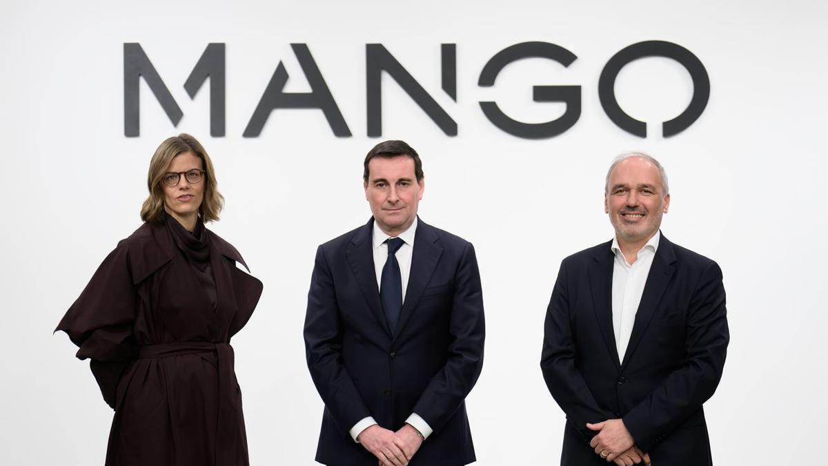 Margarita Salvans (directora financiera), Toni Ruiz (presidente y CEO) y Daniel López (director de expansión y franquicias), en la presentación de resultados de Mango