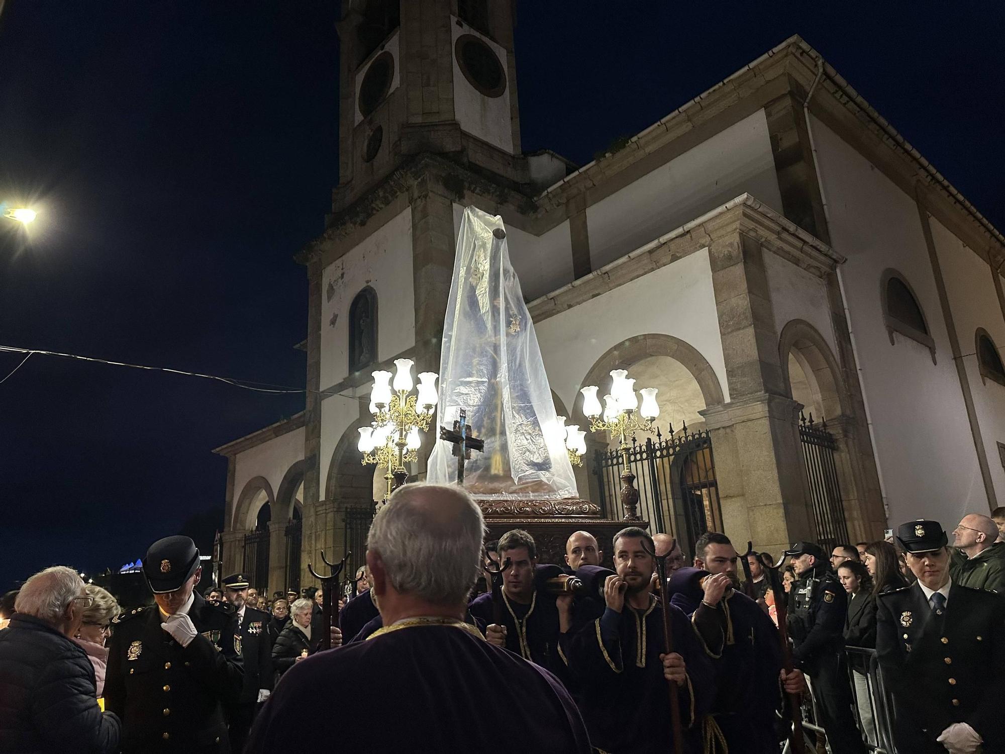EN IMÁGENES | La envolvente procesión del Nazareno en Luarca