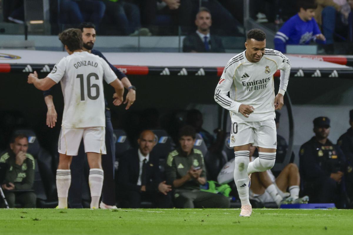 Mbappé se ríe mientras el Bernabéu le pita