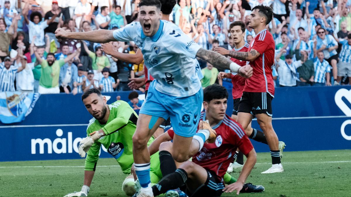 Roberto celebra el primero de sus goles.