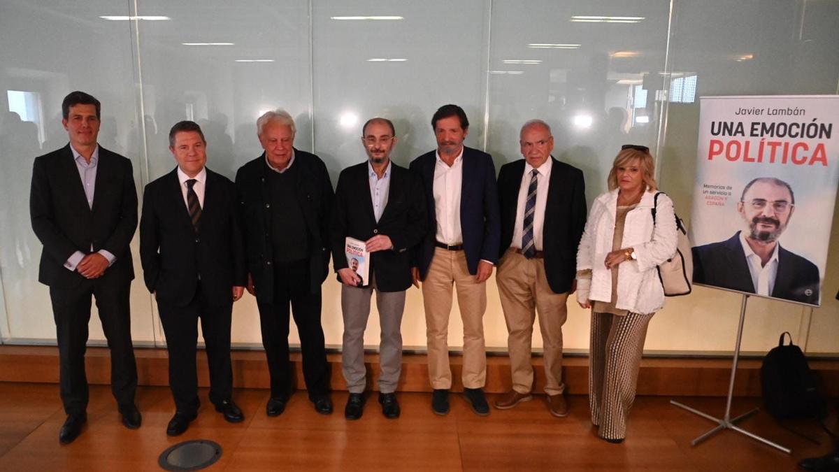 Javier Lambán (centro), junto a Emiliano García-Page, Felipe González y Alfonso Guerra, entre otros.