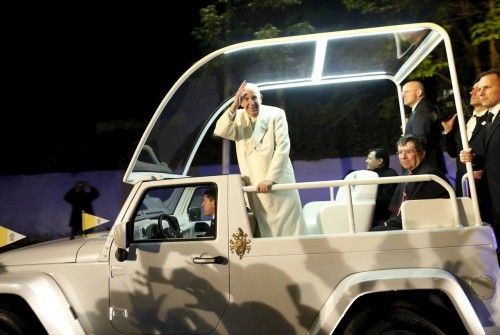 El Papa fue recibido en México por el presidente Peña Nieto y su esposa