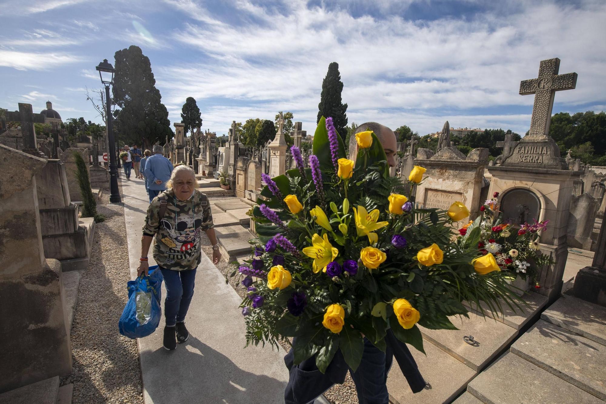 El día de Tots Sants en el cementerio de Palma