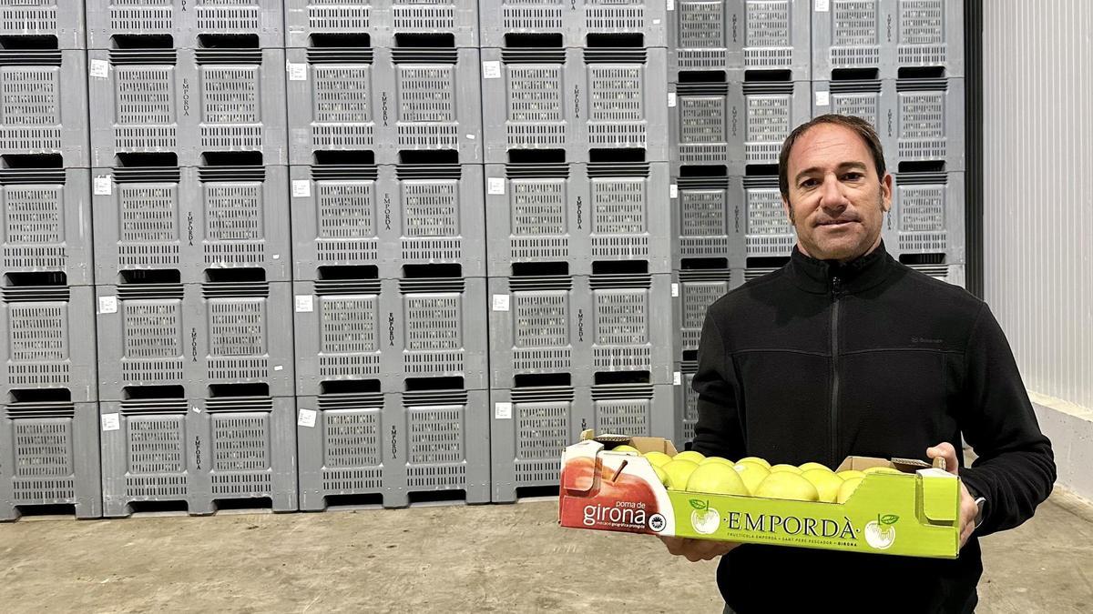 El president de Frutícola Empordà, Agustí Heras, amb la poma de Girona que produeix la companyia