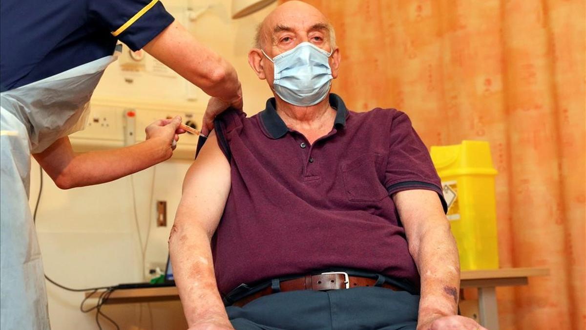 Brian Pinker, de 82 años, recibe la vacuna de Astra Zeneca en el Hospital Churchill de Oxford, este lunes.