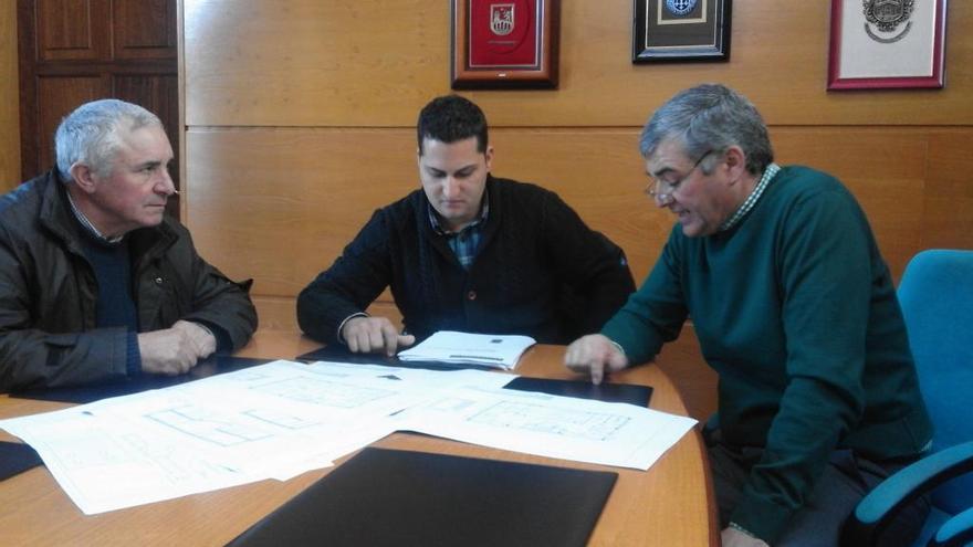 Benito Saavedra y Klaus Brey presentaron el proyecto a Juan Carballo.