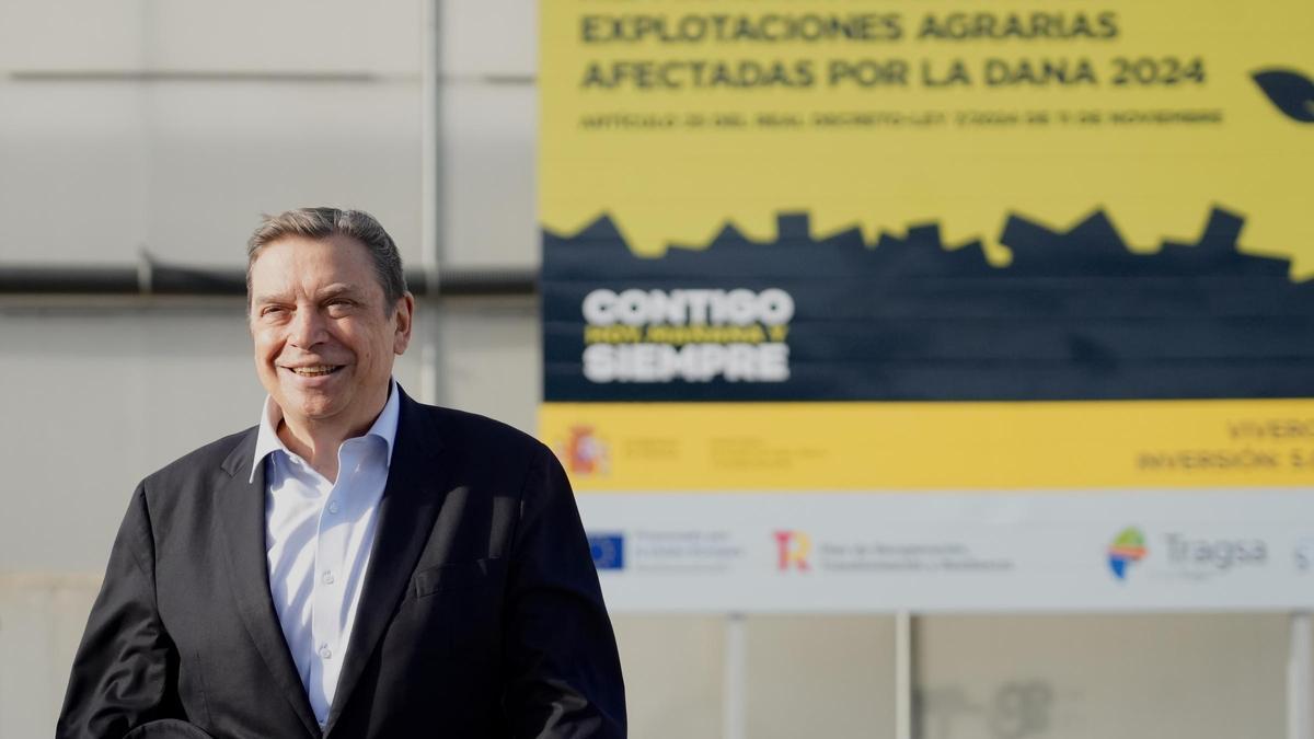 El ministro de Agricultura, Luis Planas, durante una visita a València
