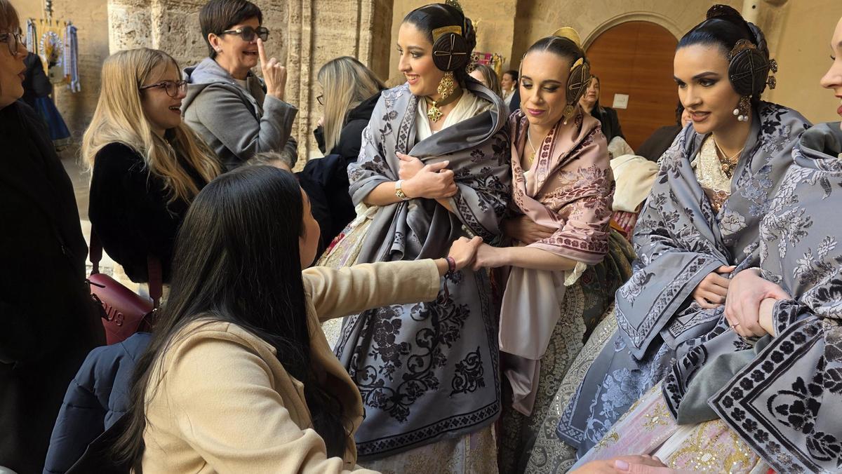 Las comisiones del Carmen reciben a Carmen (y la corte)