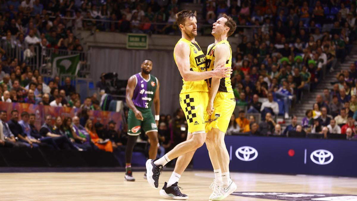 Doornekamp, màxim anotador del partit, celebra un triple amb Marcelinho