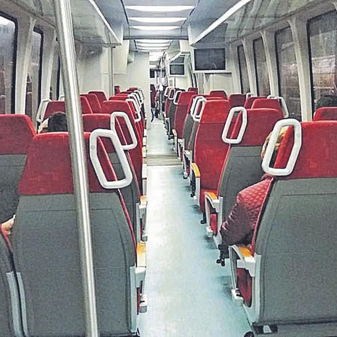 L'interior d'un vagón, casi ensin viaxeros.
