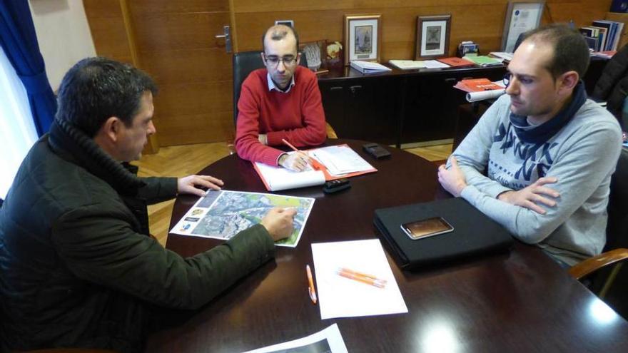 Toño Rodríguez , José Víctor Rodríguez, y José Lago, ayer, en la reunión en el Ayuntamiento cangués.
