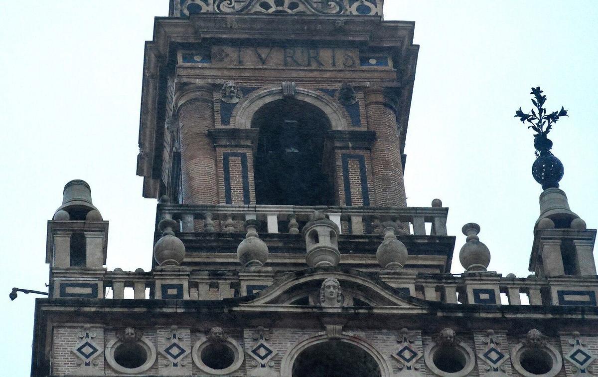 05/02/2026 Sevilla.-Temporal.-AMP.-Desprendimiento de una de las azucenas de bronce que rematan la Giralda por los fuertes vientos . Las fuertes rachas de viento que registra Sevilla desde primeras horas de este jueves 5 de febrero por la borrasca Leonardo han provocado el desprendimiento de una de las jarras de azucenas de bronce que se encuentran en el cuerpo renacentista de la Giralda; en concreto, la que se hallaba en la zona sureste de la torre. SOCIEDAD ANDALUCÍA ESPAÑA EUROPA SEVILLA EDUARDO BRIONES-EUROPA PRESS