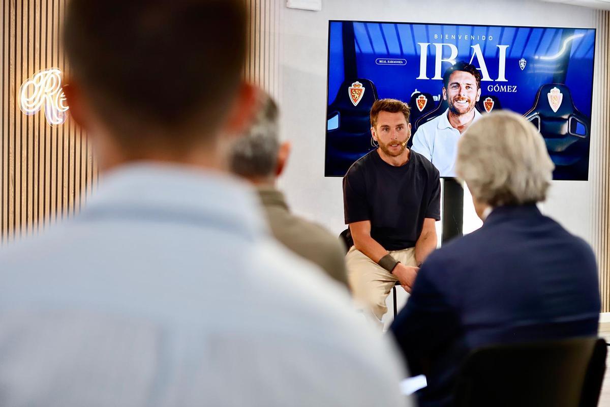 Ibai, en el tramo final de su rueda de prensa, con la imagen de su presentación.