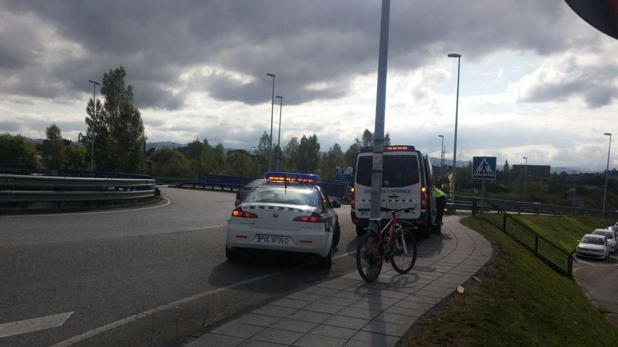 Un ciclista, herido leve, tras ser atropellado en la rotonda de La Fresneda