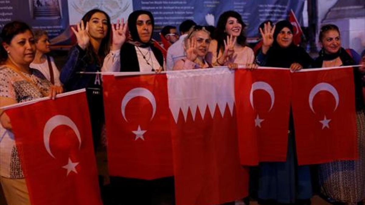 Solidaridad 8Mujeres con banderas turcas y qatarís en Estambul.