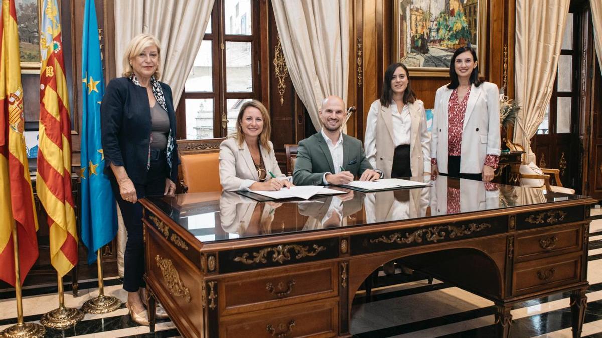 Un momento de la firma del convenio entre el Ayuntamiento de Castelló y la UNED.