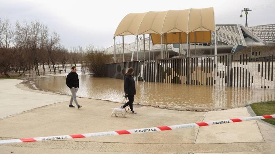 Zaragoza, en vilo ante la llegada de la cresta de la avenida