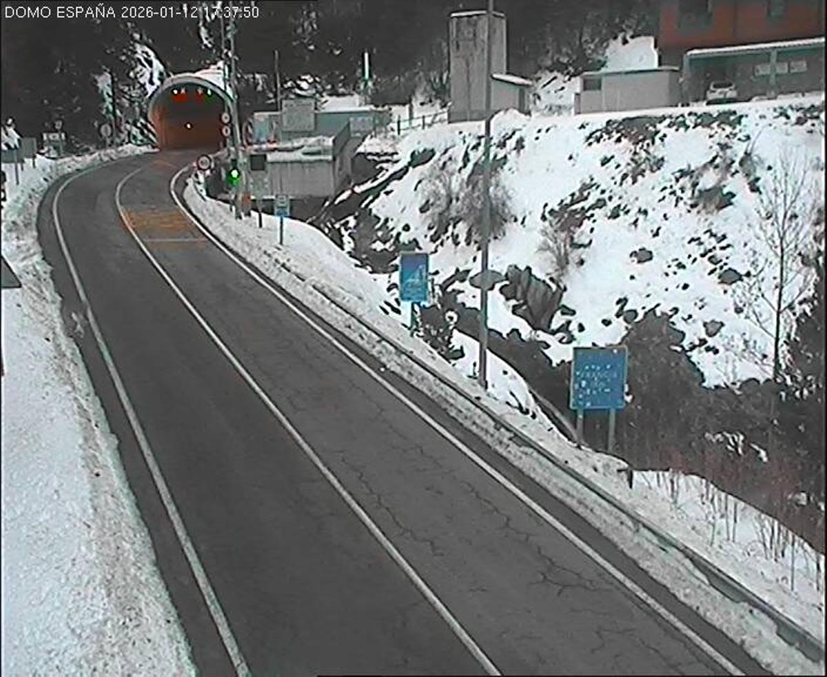 Semáforo verde en el túnel de Bielsa, en el lado español, tras su reapertura en la tarde de este lunes.