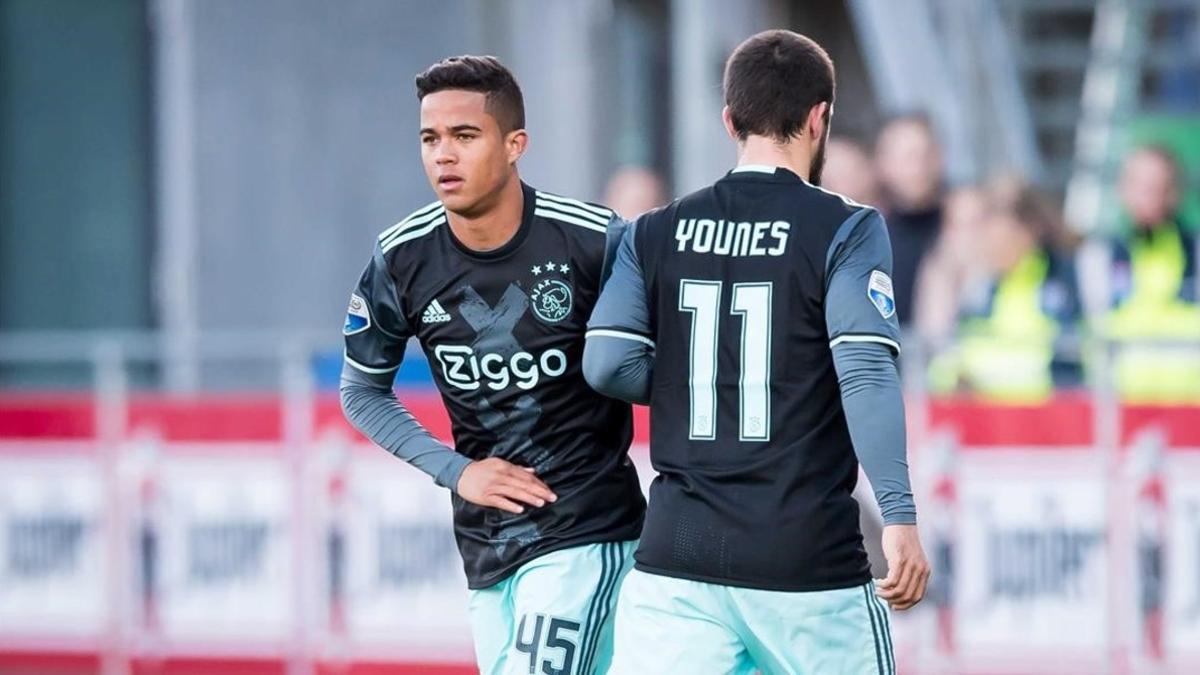 Justin Kluivert sustituye a Amin Younes y hace así su debut con el primer equipo del Ajax.