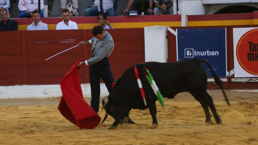 Antonio Puerta, cuatro orejas y rabo en el Festival de Yecla