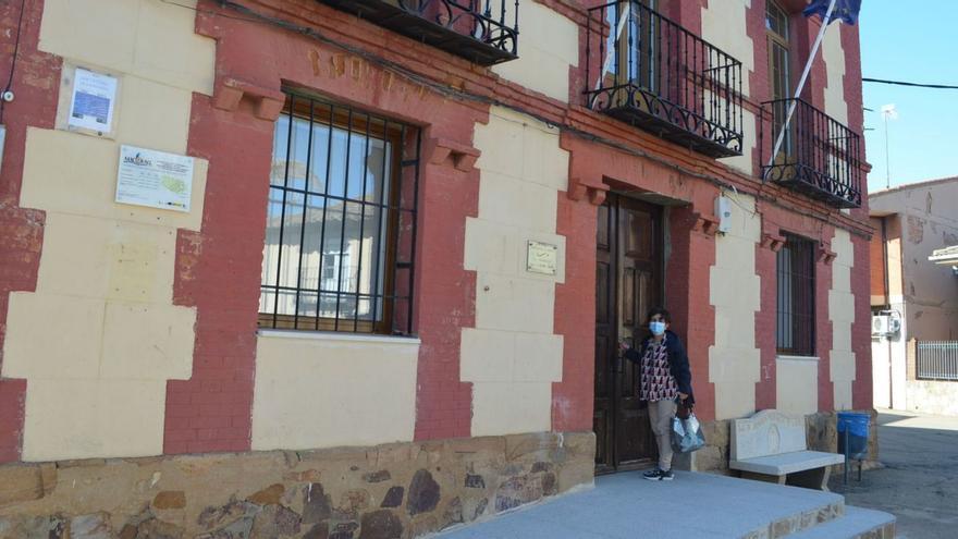 La alcaldesa de San Cristóbal, entrando en el Ayuntamiento, en una imagen de archivo. | E P.