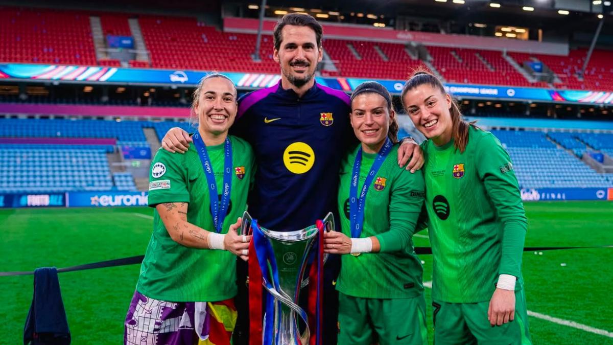 Oriol Casares, entrenador de porteras del Barça desde 2015, con Cata Coll, Gemma y Txell Font