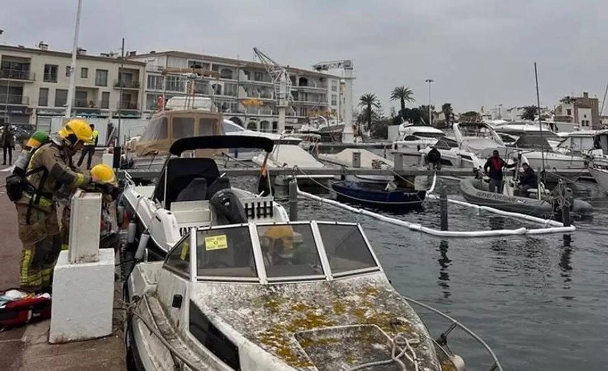 Els vaixells abandonats suposen un perill en els ports pel risc d’abocaments de combustible, olis, i d’incendi. | MARINA EMPURIABRAVA