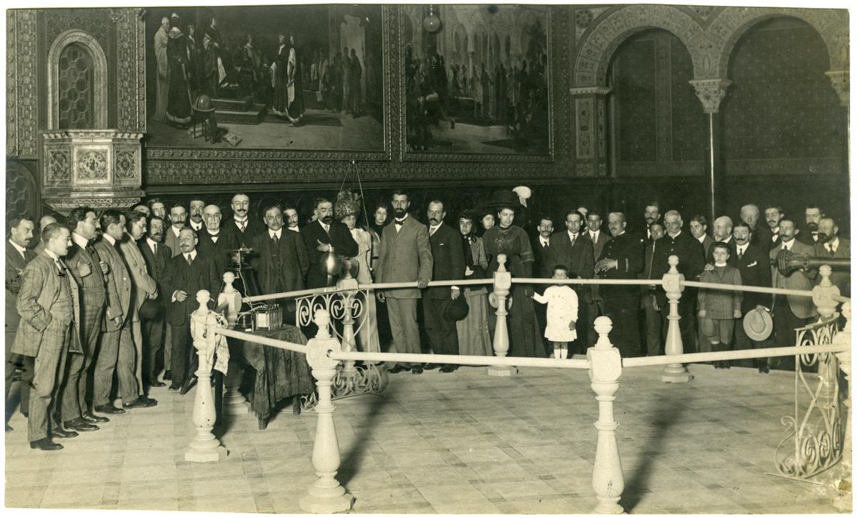 El astrónomo Eduard Fontseré demuestra el efecto de rotación de la Tierra con un péndulo de Foucault en 1911, en el paraninfo de la universidad.