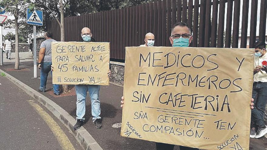 Trabajadores de la cafetería del HUC durante la manifestación.