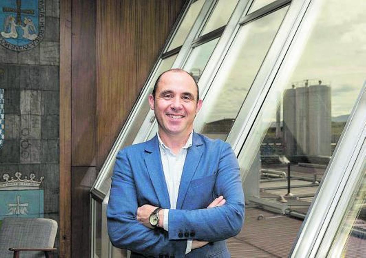 Alberto Álvarez, en la sede deCentral Lechera Asturiana. | // FERNANDO RODRÍGUEZ