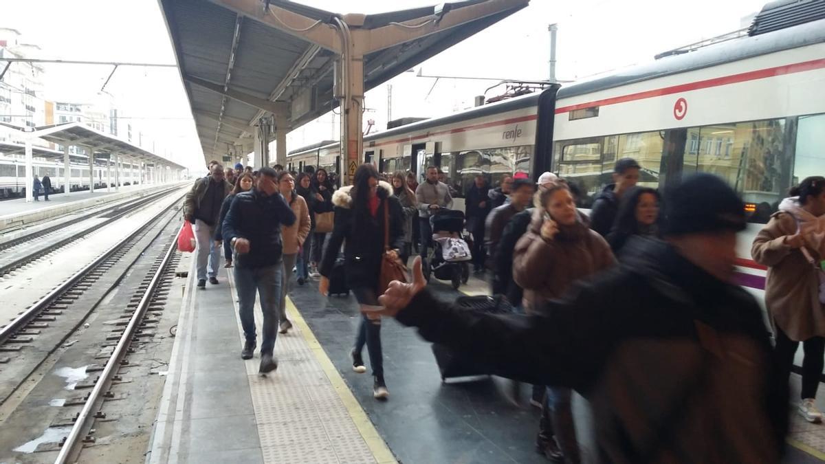 Usuarios de un tren que iba lleno desde Gandia bajan en la estación del Nord de València en una imagen tomada la tarde del 29 de diciembre