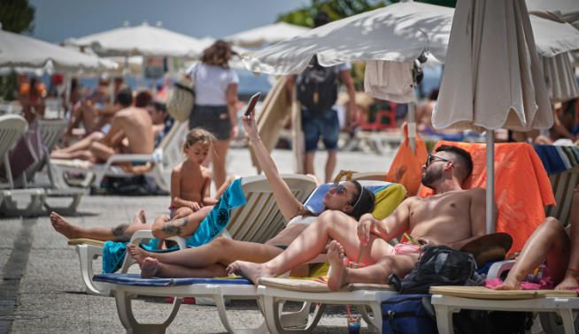 Colas para llegar a la playa de Las Teresitas .