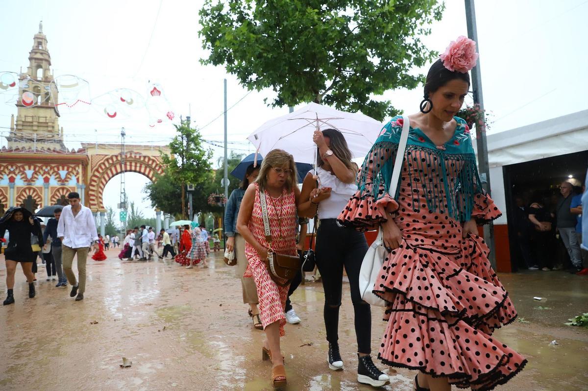 La lluvia marcó la jornada del sábado de la Feria de Córdoba.