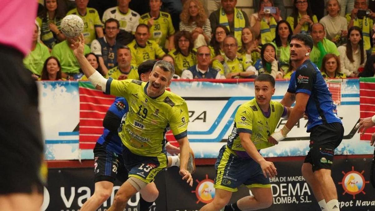 Guille se dispone a finalizar un contragolpe del BM Caja Rural Zamora en O Rosal ante BM Cantera Azul