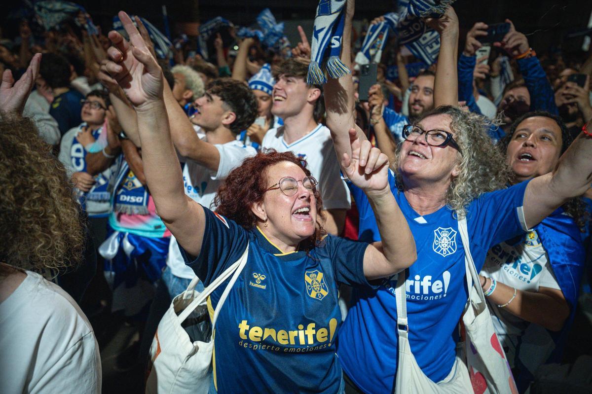La plantilla del CD Tenerife llega al Cabildo para celebrar el ascenso con la afición blanquiazul La plantilla del CD Tenerife llega al Cabildo para celebrar el ascenso con la afición blanquiazul