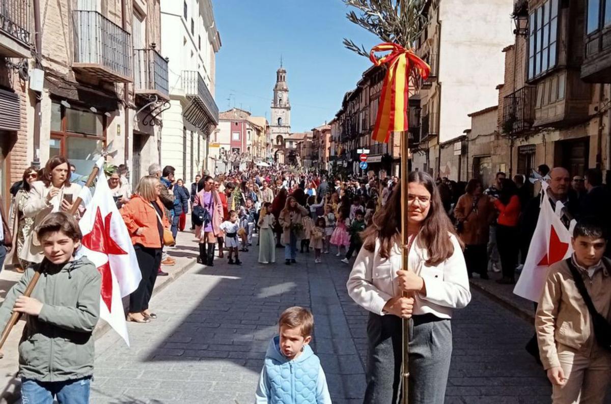 Los niños abrieron la procesión con la cruz guía y los banderines. | C. T.