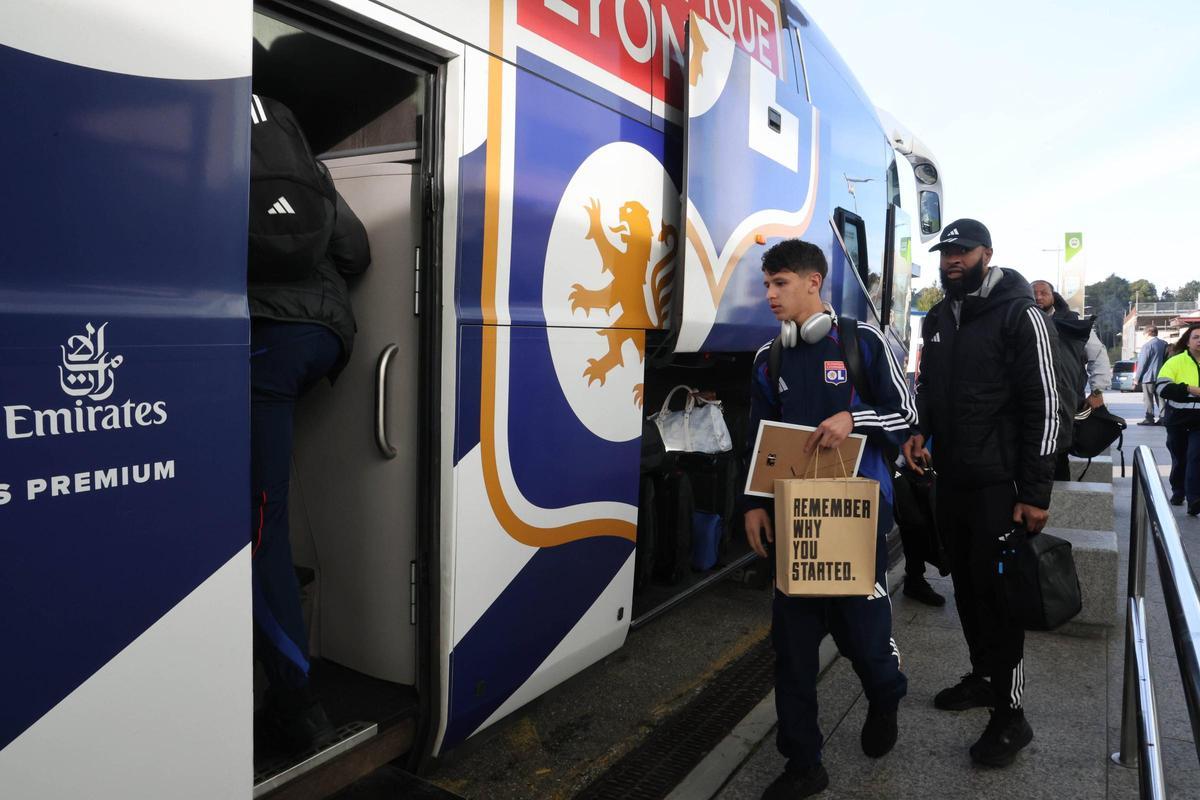 Los jugadores del Olympique de Lyon se suben a su autobús tras aterrizar en Vigo