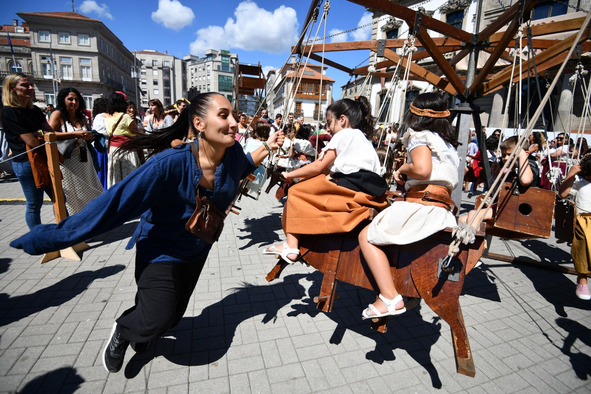 Cortesanos, bufones, damas y caballeros celebran el retorno de su señor: la Feira Franca anima Pontevedra