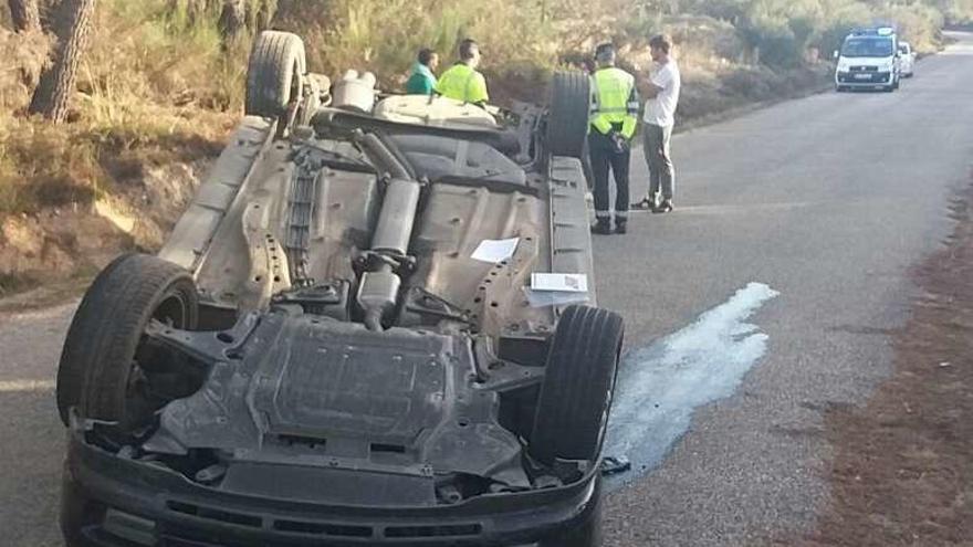 Turismo volcado en el medio de la vía, en Vilardevós. // FdV