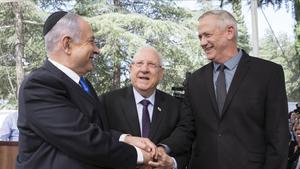 Netanyahu (izquierda) y Gantz (derecha) simbolizan el acuerdo junto al presidente de Israel, Reuven Rivlin.